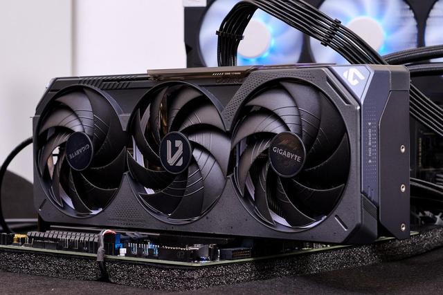 技嘉GeForce RTX 5070 Ti GAMING OC 魔鹰 16G显卡评测：中高端游戏与AI的性能怪兽