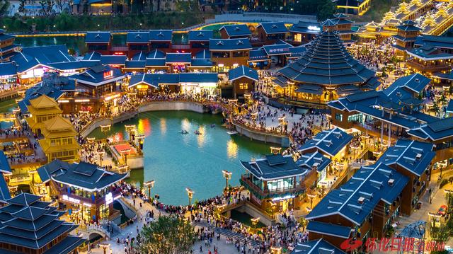 图说丨夜幕下的榆树湾文旅商综合体游人如织