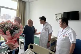 自贡荣县人民医院：暖心慰问98岁抗战老兵 以实际行动诠释拥军情怀图片