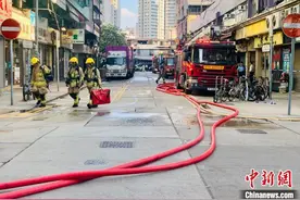 香港一高层住宅起火 紧急疏散逾百名住客图片