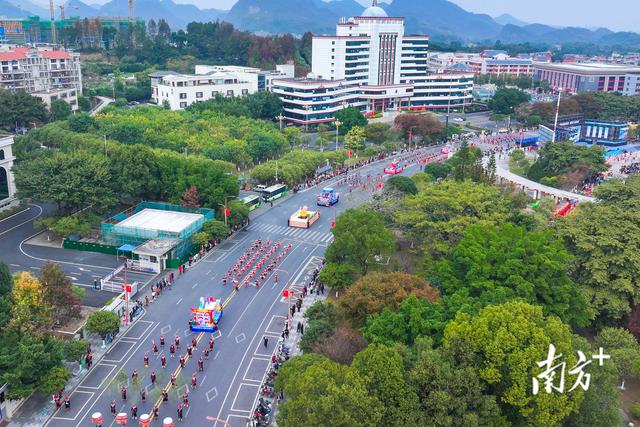 瑶山焕彩 盛会倾城｜连南民族特色巡游引万人空巷