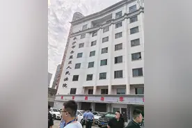 9岁女生被老师砸成重伤案开庭：被告人推翻笔录称“吓唬学生时误伤”，女孩家人质疑监控缺失图片