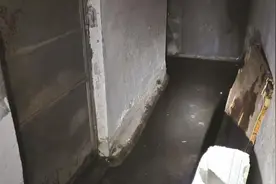 芝罘区一居民楼下水道堵塞，污水“淹”了小棚 居委会：已联系相关单位图片