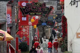 新春走基层｜9米长的春联挂上芜湖古城长虹门图片