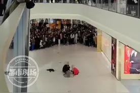 玻璃护栏突然脱落！一女孩从商场4楼坠下图片