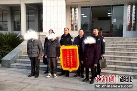 宜都一男子负气出走20年 民警助其回家团圆图片