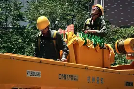 直击黄石电力工人高温下高空带电作业，手摸在70多度的铁塔上会烫起水泡图片