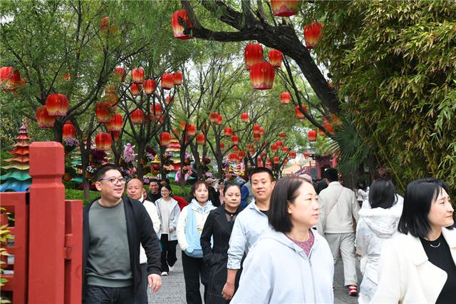 纵览文旅深察｜凭什么让游客“来了不想走，走了还再来”？这个5A景区的长盛不衰值得旅游从业者借鉴！