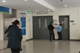 “点读机女孩”妈妈道歉，记者实探医院：未见人穿短袖，室外树木凋零图片