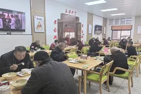 “流动餐车”“上门做餐”等助力农村老年助餐服务，如何更好地守护乡村老人“舌尖上的幸福”？图片