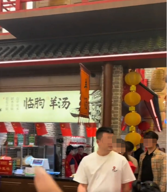 山东某高速服务区突然爆火！比景区的人还多！网友：原本只想来上个厕所，结果花出去500多，一进门我都蒙了