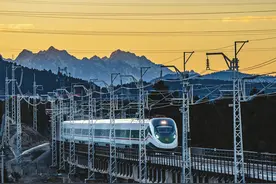 丽江至香格里拉铁路开通运营图片