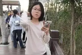 湖北大学19岁女生失联数日，警方称已找到手机均关机，家人：在湖边发现女生衣物图片