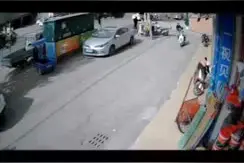 共享电动车起火，附近群众提着灭火器冲了过去……图片