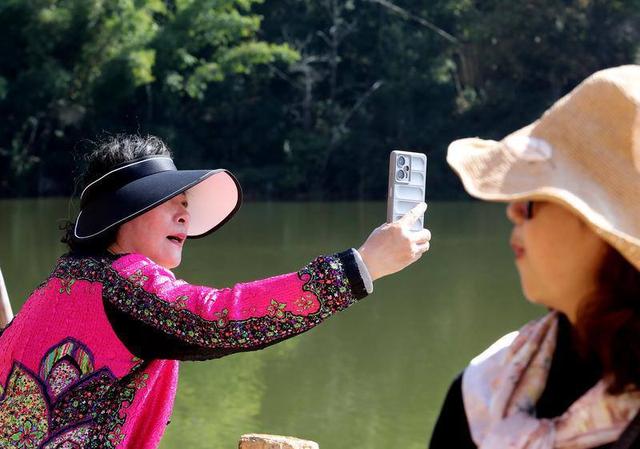 彝乡展新韵   人在画中游