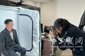 湖北宜城警方为孤寡老人办理社区公共户图片