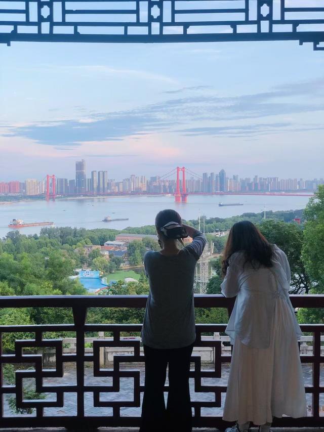 武汉人私藏的“云端观景台”——在龟山，尽览黄鹤楼与长江胜景