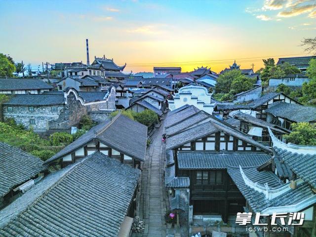 青绿笔砚入戏来｜一江碧水向东流