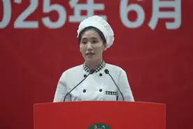 感动万千网友！高校食堂阿姨毕业典礼上演讲，全程脱稿，温暖走心，本人回应：只是一名普通职工图片