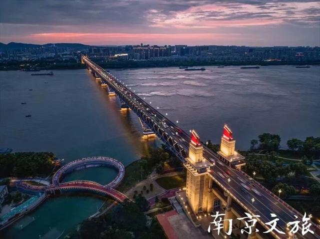 白天是南京，夜晚是金陵