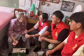 两地公益团队联动，栖霞35名老人收到秋季爱心款图片