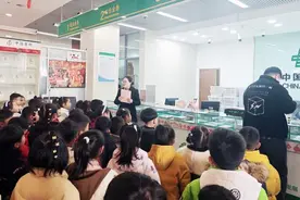 “心怀感恩 邮爱于信”——淮安市人民幼儿园百名萌娃探秘邮政图片