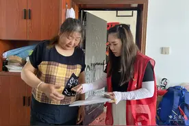 武汉军山街凤凰苑社区上门为残疾居民办理乘车卡年审图片