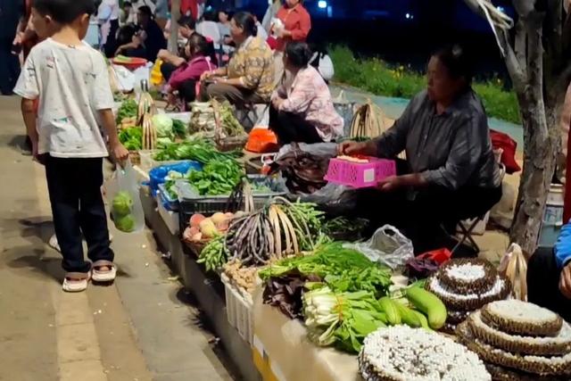 鲁甸夜市：入秋了 鲁甸的夜市依然很“野”