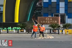 纵览原创 | 记者探访大风中的石家庄：街头行人稀少，环卫工在清理折断树枝，整个城市秩序井然图片