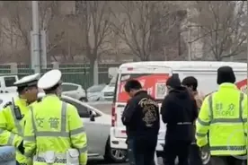 交警被路人同款反光外套逗笑，让人想起了“实习”变“实力”图片