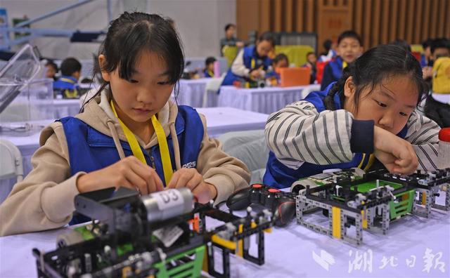 万名科技少年逐梦“机器人奥运会” 2025世界机器人大赛宜昌锦标赛开幕