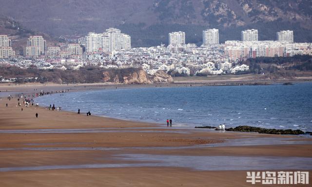 冬日暖阳映海滨