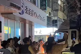 榕江村民帮忙卸货到深夜后齐唱侗歌欢送爱心车辆，拍摄者：他们很乐观图片