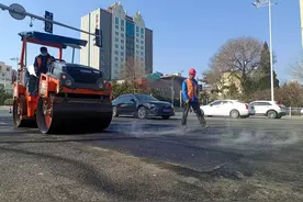 6万余平方米破损道路换新颜，烟台市区道路热沥青维修启动图片