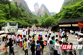 游客盈门！崀山“五一”假期首日客流同期暴涨179.65%图片