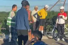 车主亲友就“碾压河北骑行小孩”事件发声：来不及闪躲，暂不清楚双方应负责任视频封面