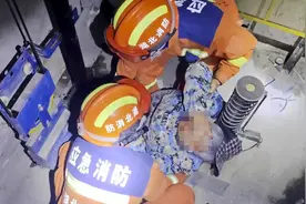 七旬老人坠入电梯井，危急时刻他们赶到了图片