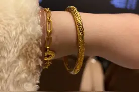 5年前的哪吒联名金手镯火了！消费者求返场：金价都翻倍了 后悔当初没买图片