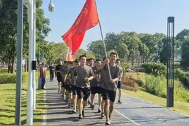 福永街道民兵队伍亮相长跑日 展国防风采图片