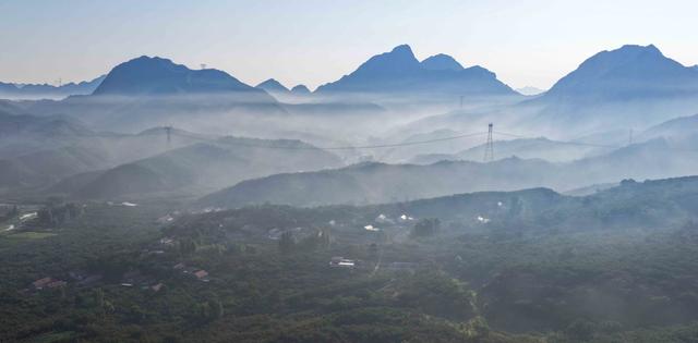 河北遵化：山峦叠嶂，云雾萦绕