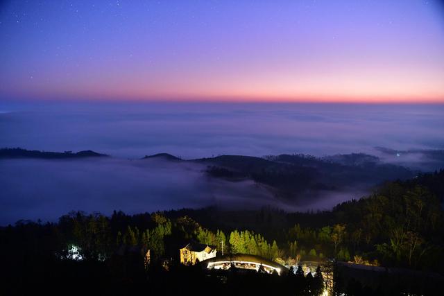 曲靖罗平棠梨凹村：云海漫苗寨，星河落人间