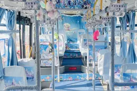 长春79路公交推出多个不同主题车厢图片