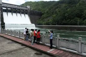 水库泄洪 民警守堤图片