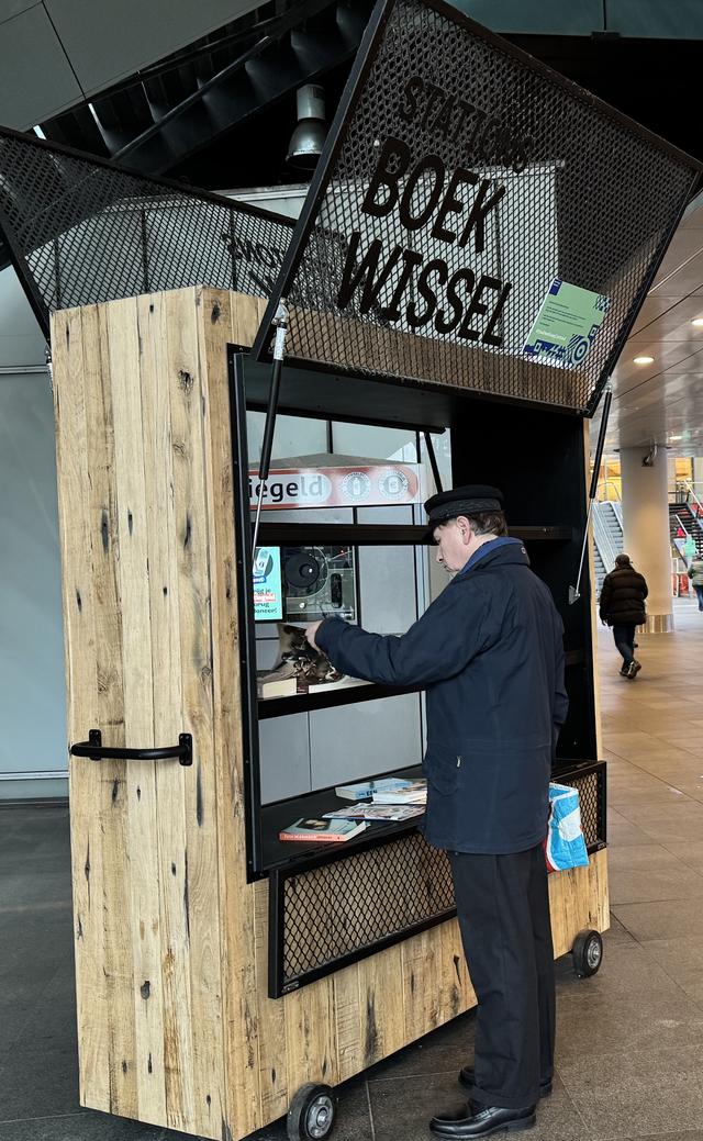 镜观欧洲｜海牙火车站的漂流书架