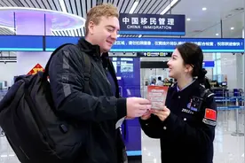 万家团圆我在岗 边检守护“不打烊”图片