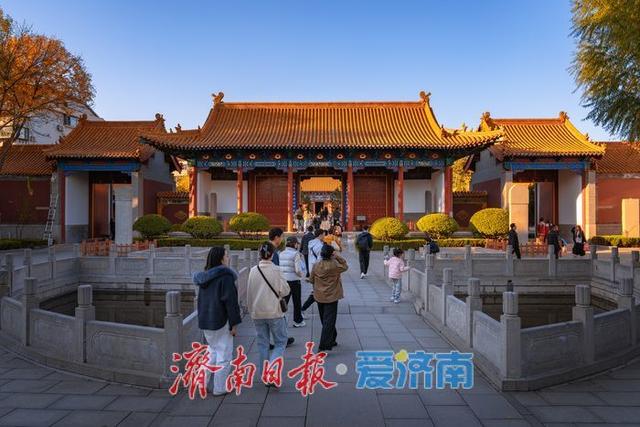 一年四季 泉在济南丨济南府学文庙初冬美景古韵悠长，游客赏景流连忘返