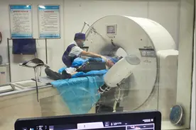 两位外卖小哥不慎相撞，未戴头盔者生命垂危，“生死救援”抢回一命图片