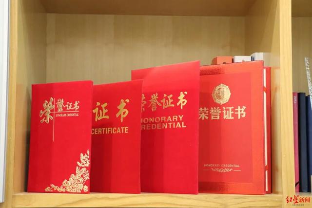 “出差遭老板性侵”当事人崔丽丽，穿着“血衣”出庭后又遭网暴：下次开庭还会正大光明地穿；女儿：妈妈，错的不是你