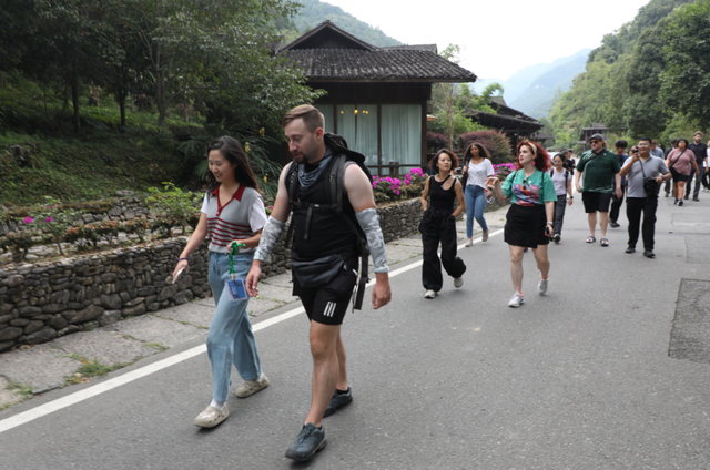 山水秘境·多彩黔行丨国际文旅体验官探秘双河洞 共鉴喀斯特生态之美