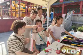 西湖楼刮起非遗国潮，赴英“小辣骄”现场拜师学艺图片